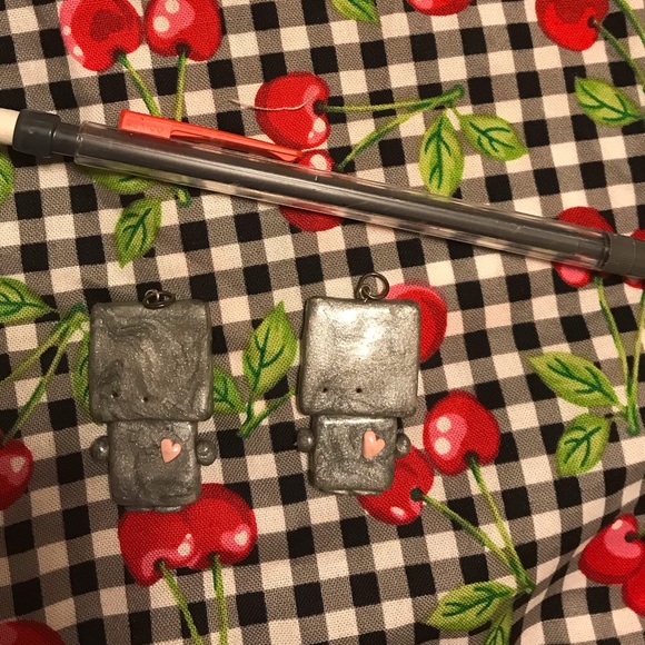 2 Cutesy Robot Charms - Picture 2 of 3